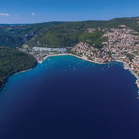 Awesome In Labin With Wifi شقة *